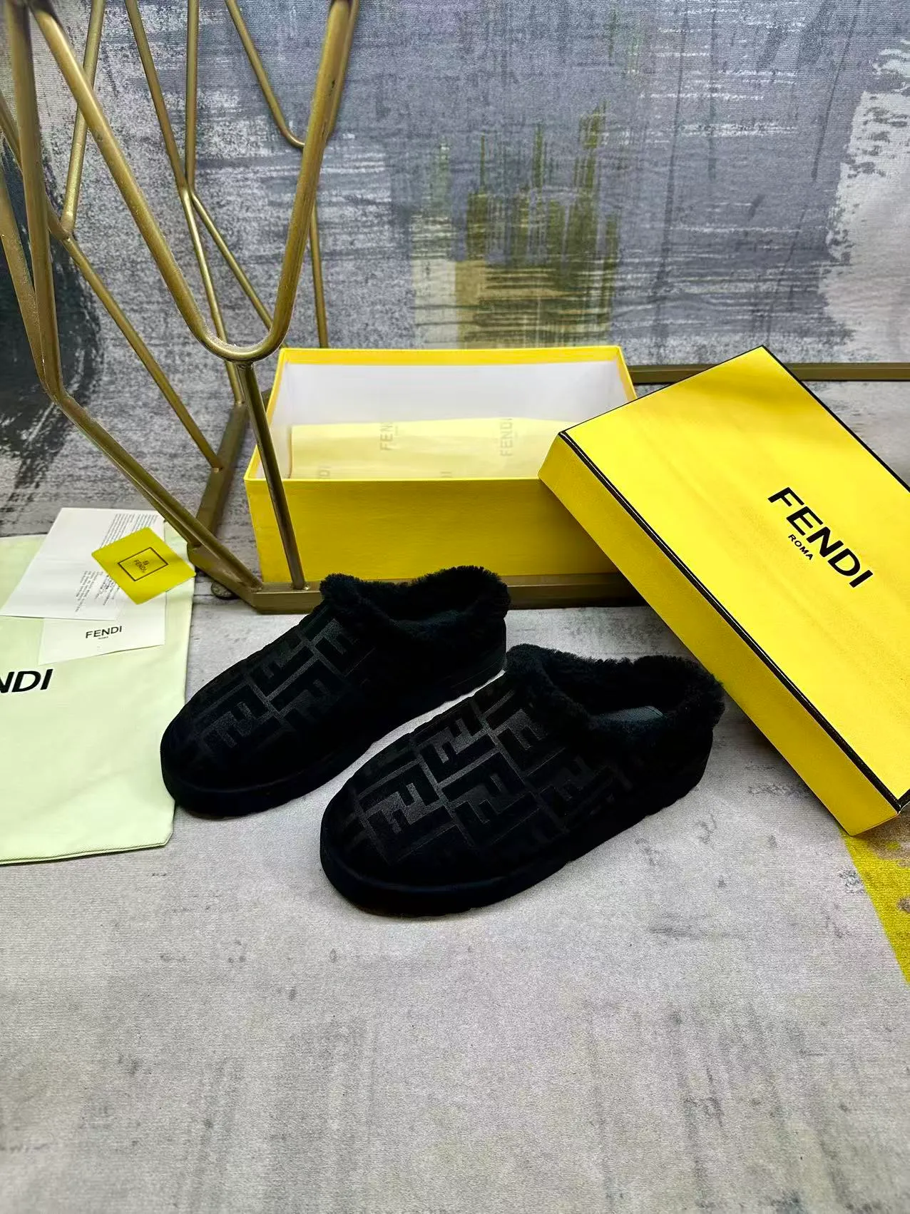 p518🐮🐮FENDI’s latest round-toe flat-soled half-cup shoes for men and women. It is made of black suede material and embossed with the same color FF pattern. Tonal shearling lining. Women’s sizes 35-40, men’s sizes 39-45
